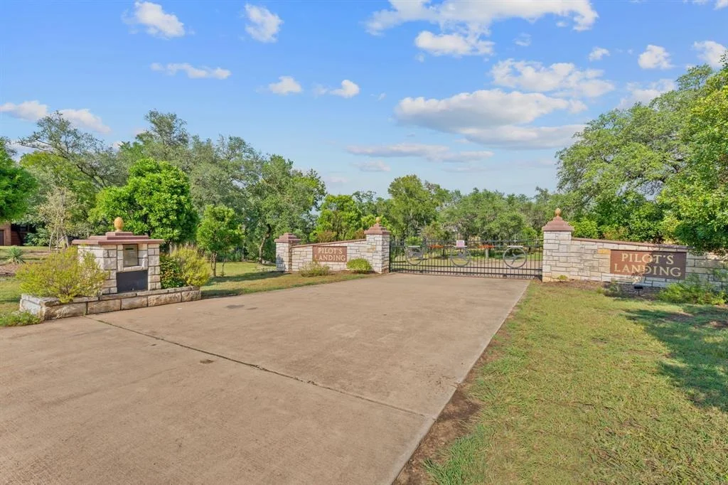 Photo of 200 Contrails WAY