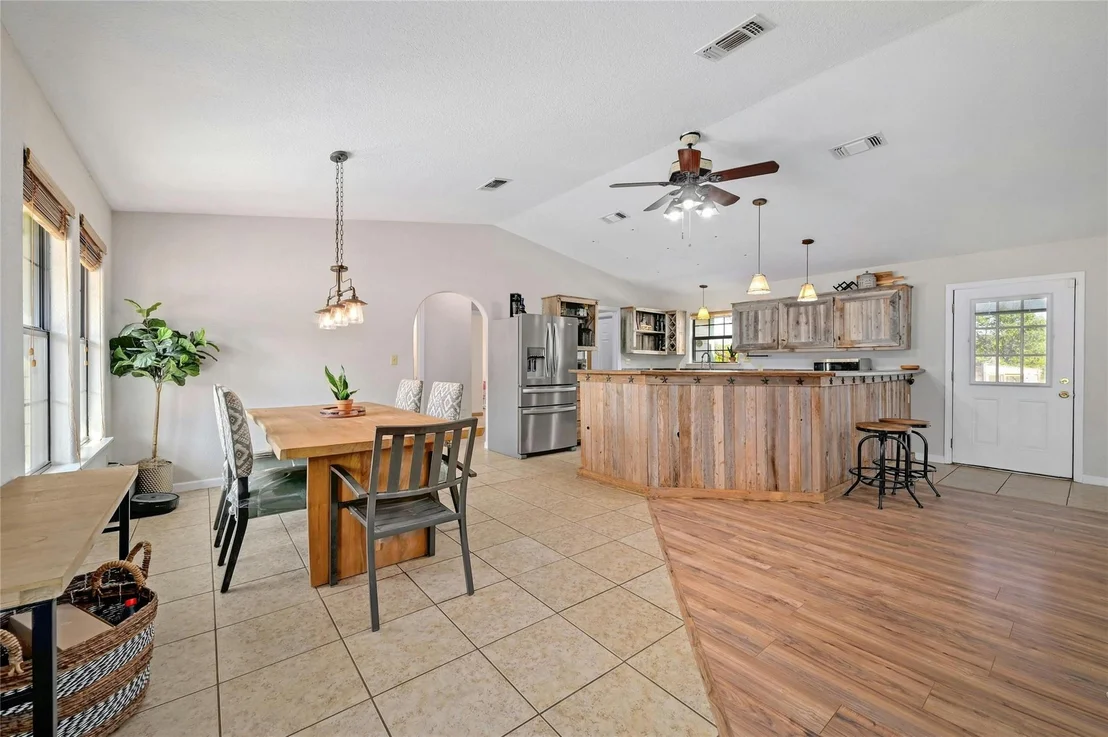 Photo of 525 River Oaks RD