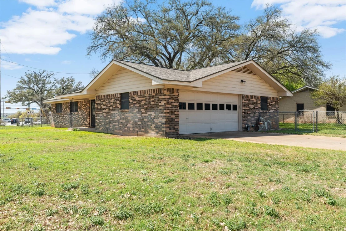 Photo of 305 Shannon LN