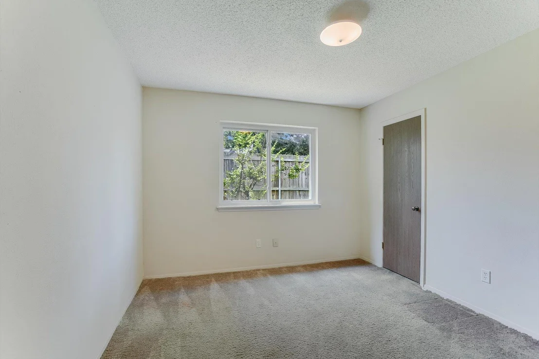 Photo of 1704 Oakridge DR