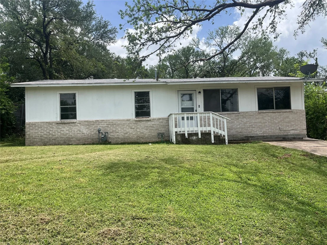 Photo of 4307 Leslie Ave