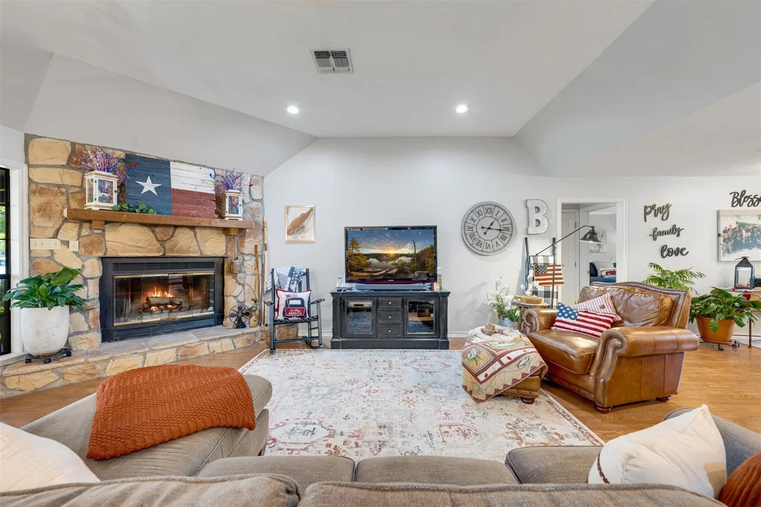 Photo of 23258 Edgewater DR