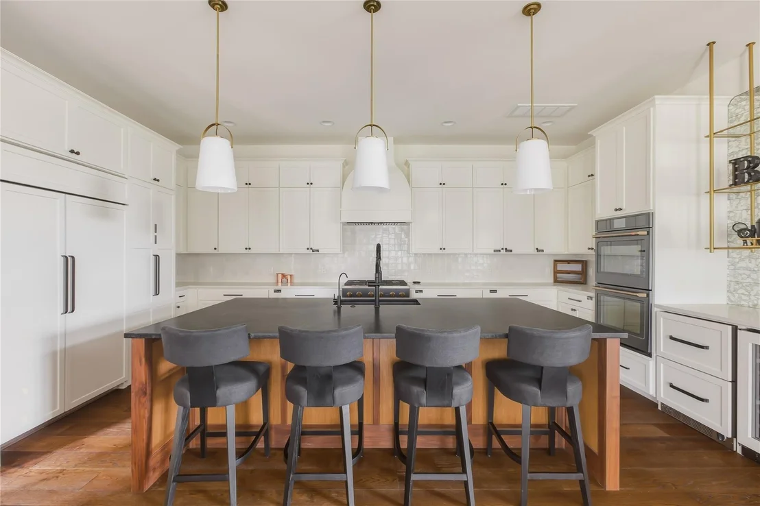 Photo of 705 W 10th ST