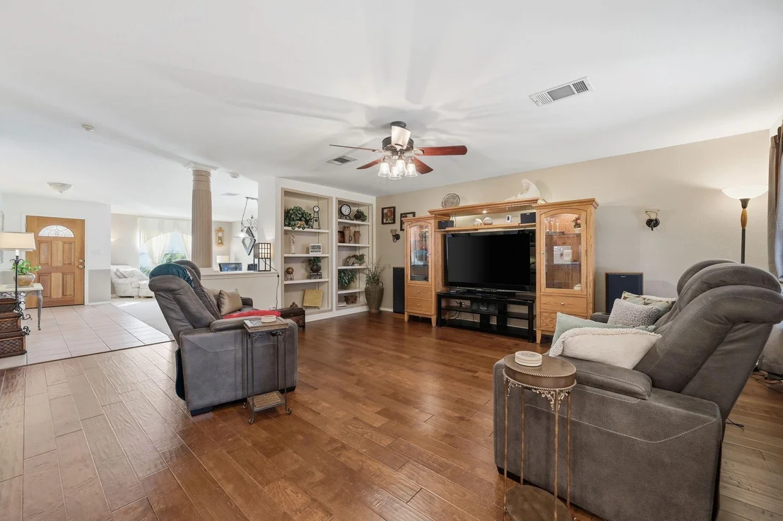 Photo of 903 E Olympic DR