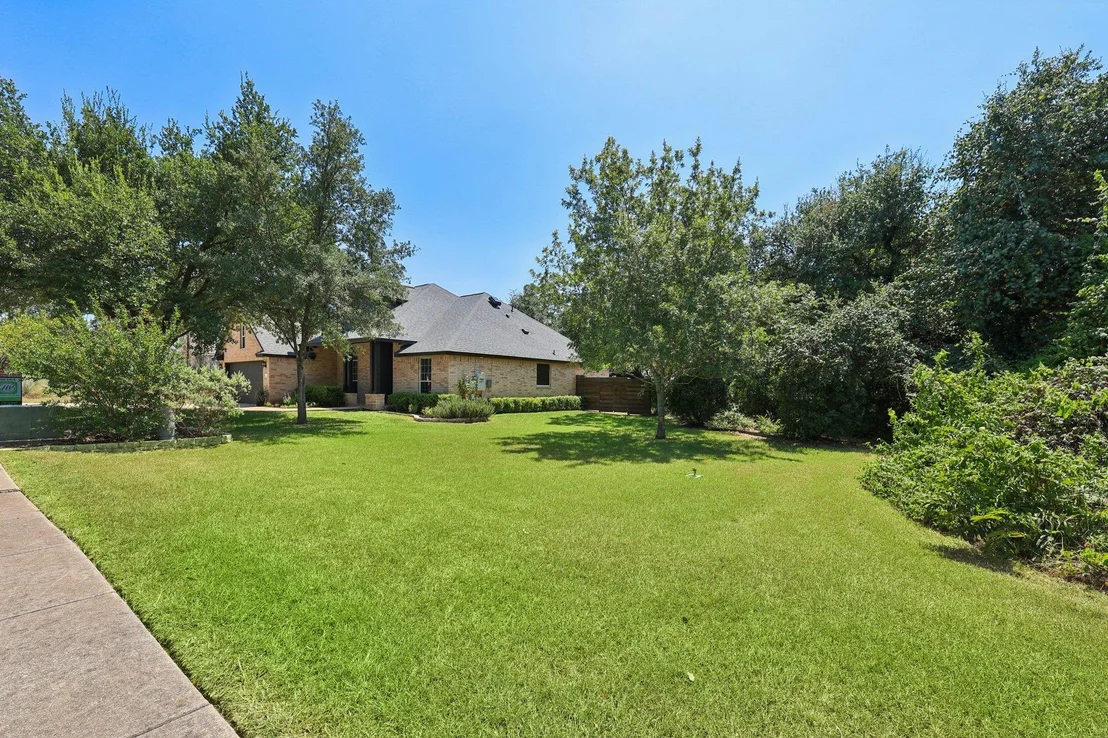 Photo of 653 River Bluff CIR