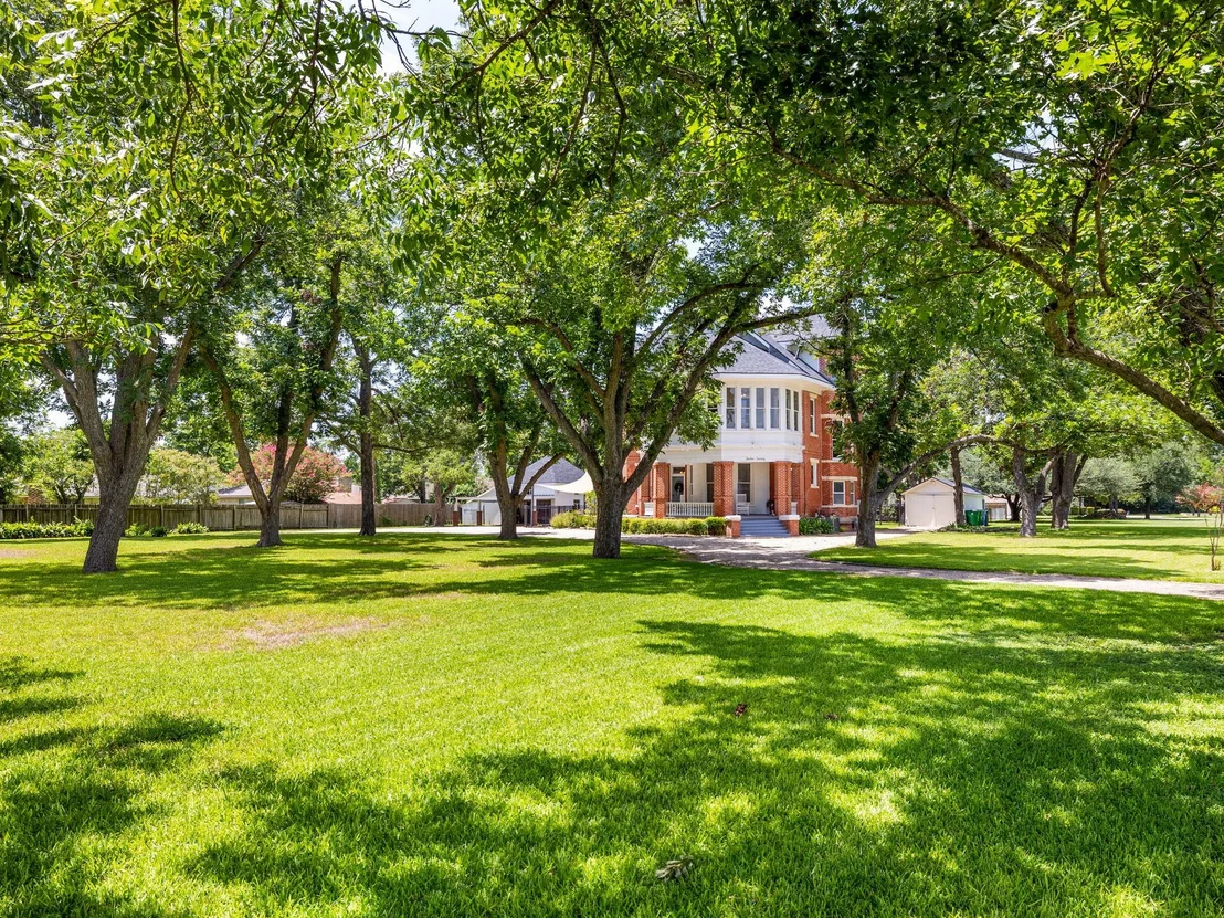 Photo of 1220 W Lake DR