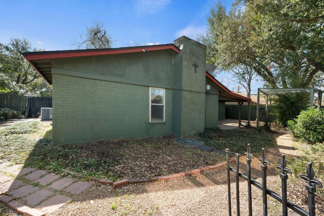 Photo of 1400 Summit CIR