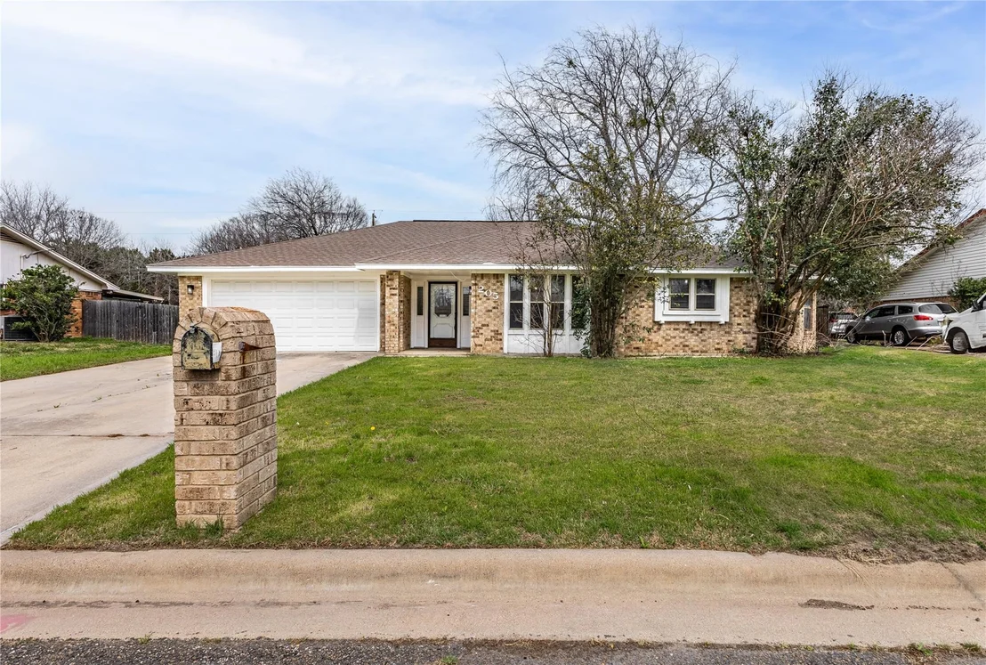 Photo of 205 Redwood Dr CIR