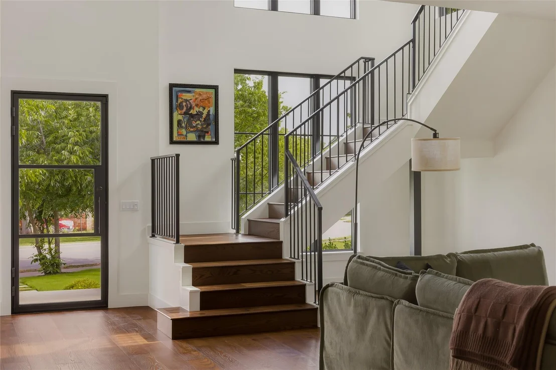 Photo of 705 W 10th ST