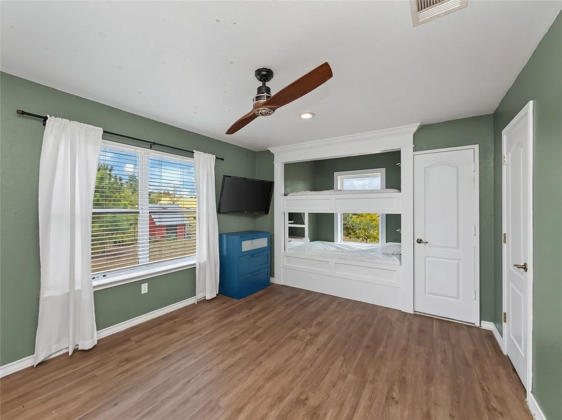Photo of 245 Country LN