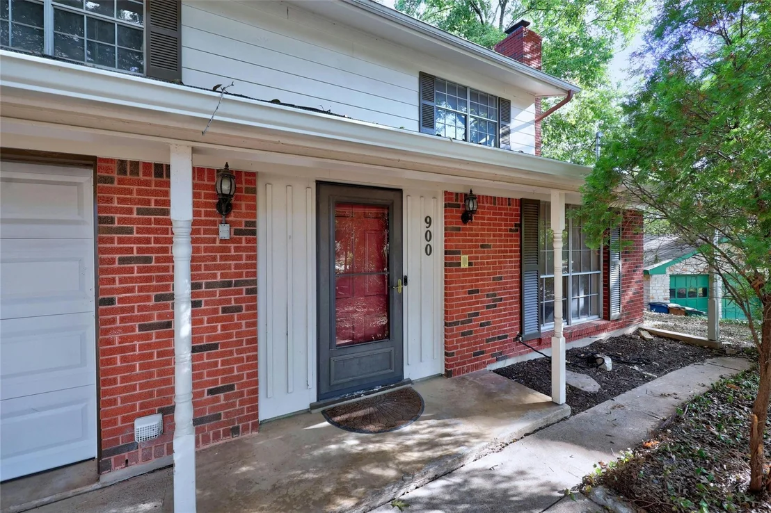Photo of 900 River Oaks DR