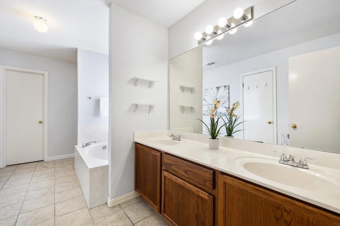Photo of 1007 LAURELLEAF DR