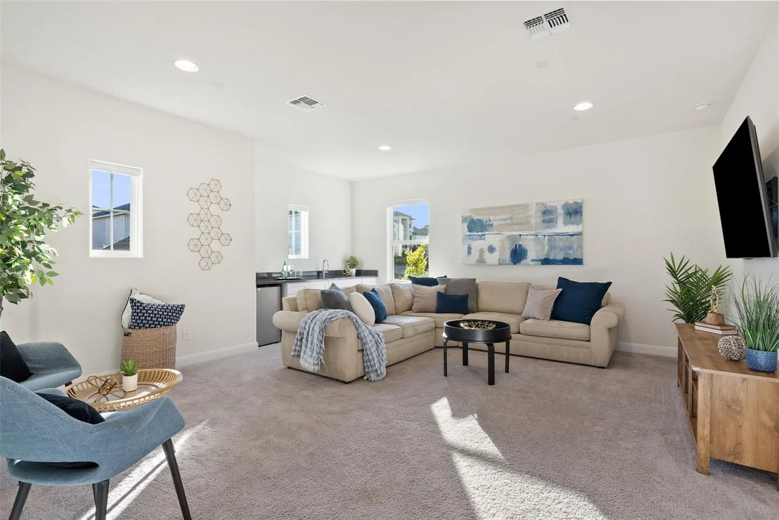 Photo of 739 Rawson BND