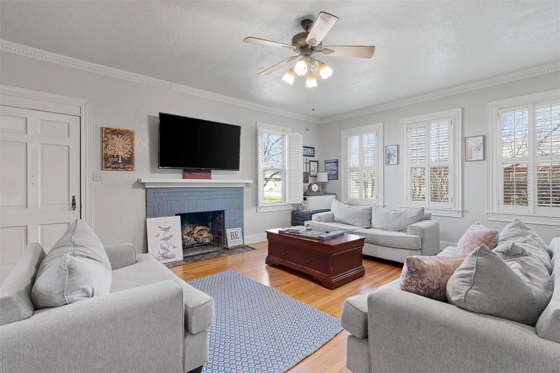 Photo of 1543 W Clark ST