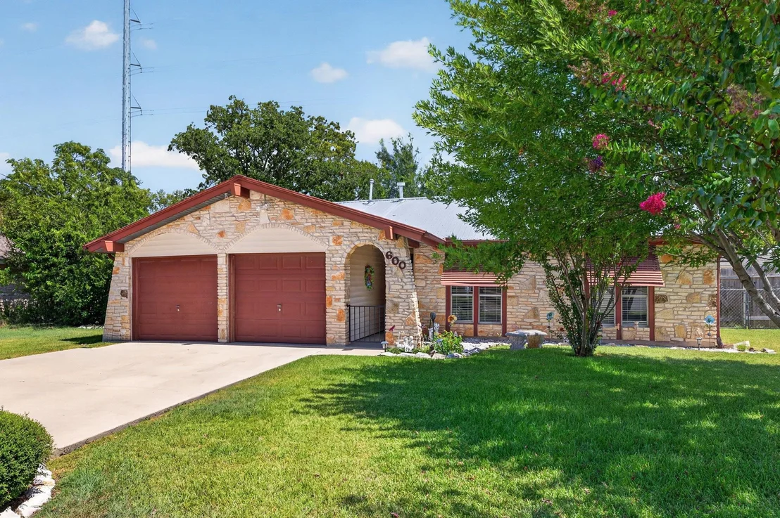 Photo of 600 E Central DR