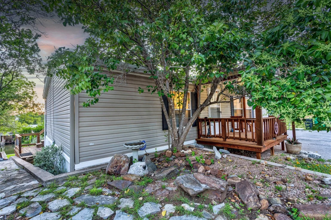 Photo of 702 Liveoak RD