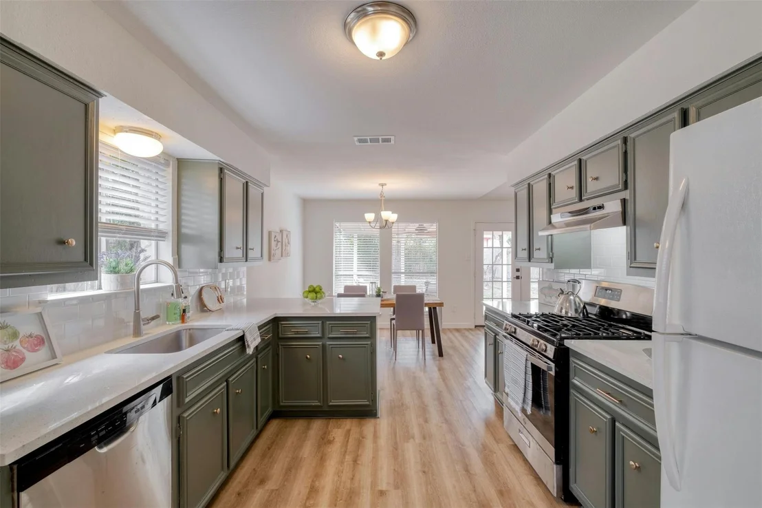 Photo of 1000 Spring Tree ST