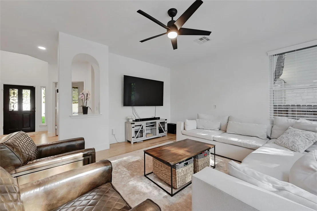 Photo of 329 Cullen BLVD
