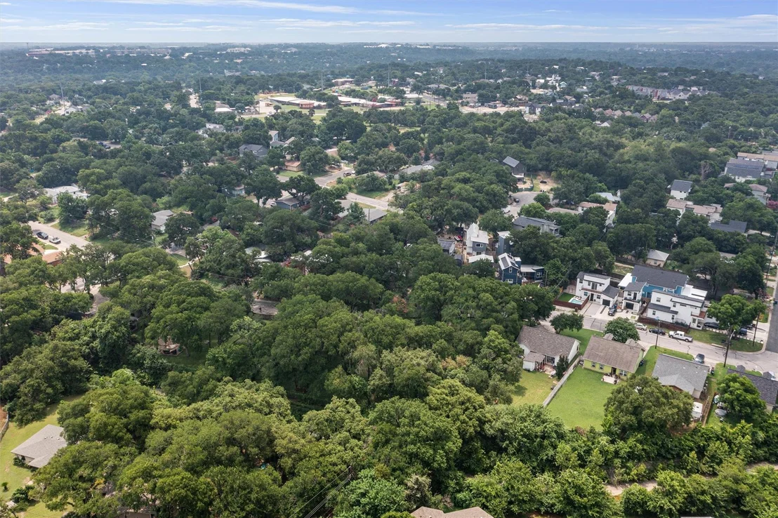 Photo of 3942 Leslie Ave