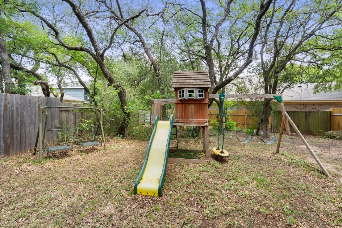 Photo of 2028 Desco DR
