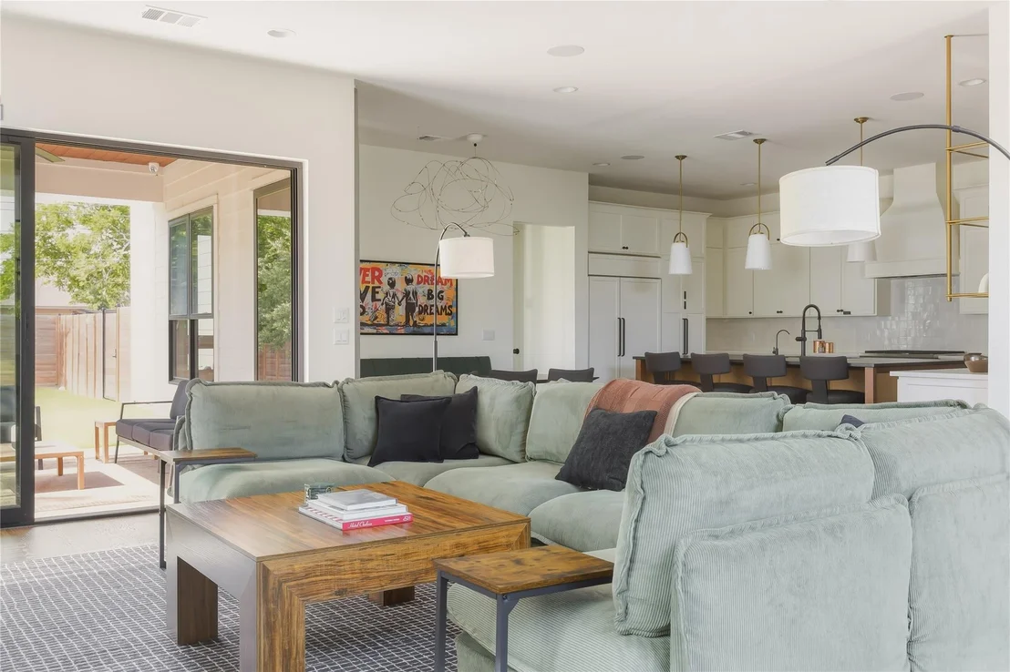 Photo of 705 W 10th ST