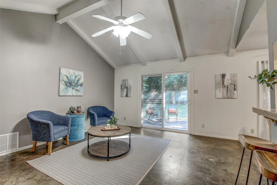 Photo of 909 Glen Oak DR