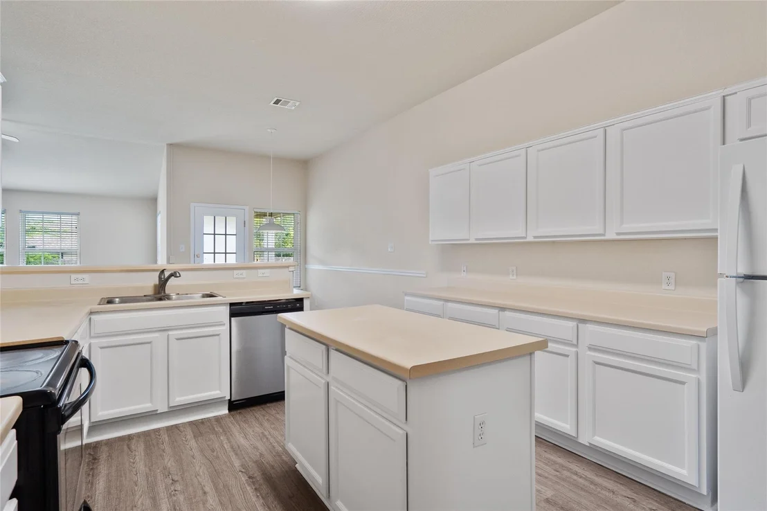 Photo of 3924 Links LN