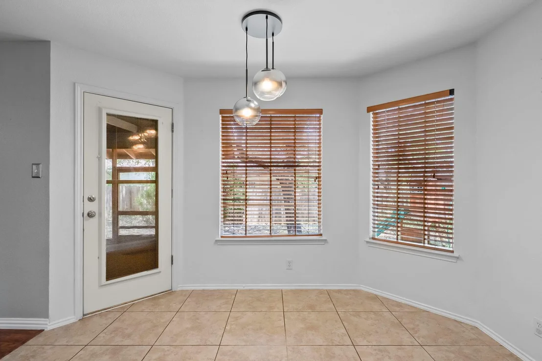 Photo of 2028 Desco DR