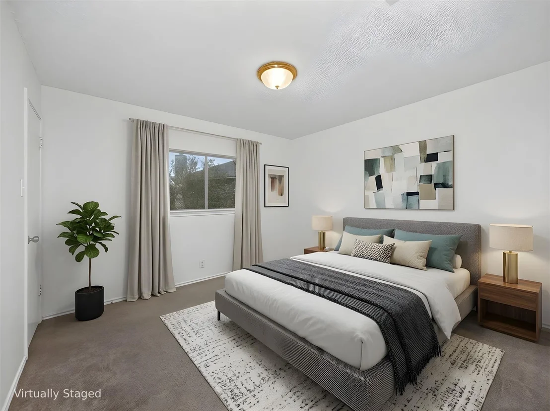 Photo of 15300 Iola CV