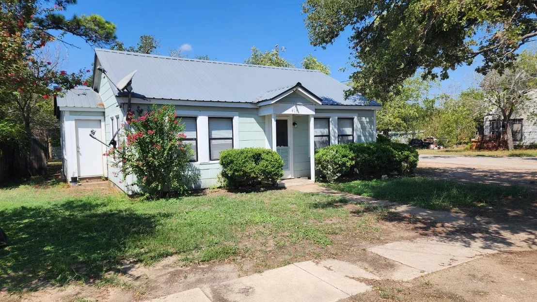 Photo of 413 N Avenue D Ave