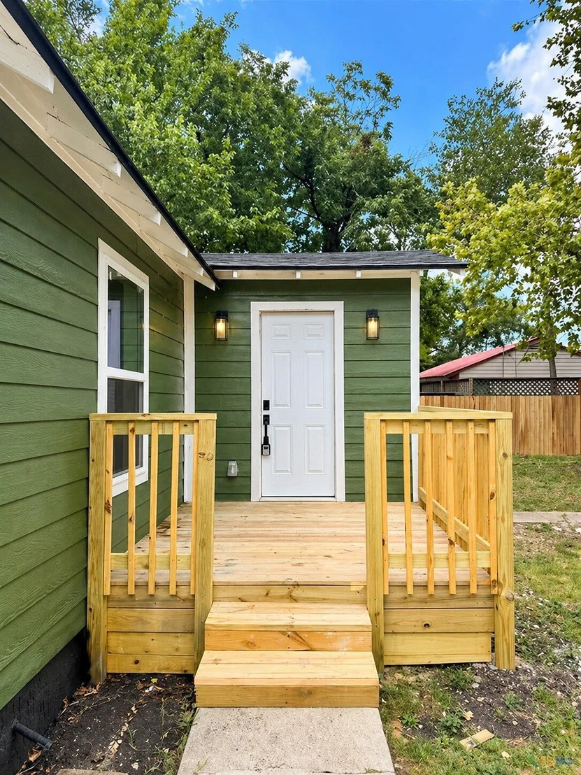 Photo of 223 NW Front ST