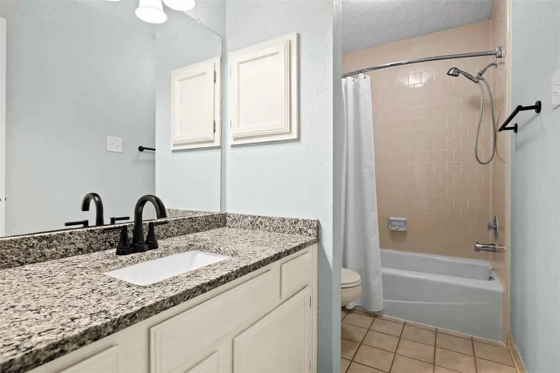 Photo of 1417 Alexis CV