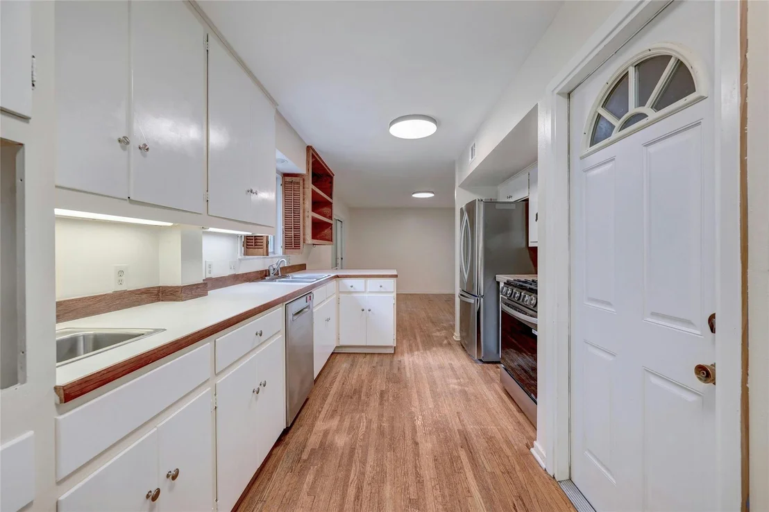 Photo of 900 River Oaks DR