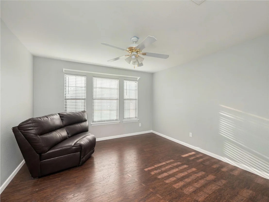 Photo of 102 N Prairie LN