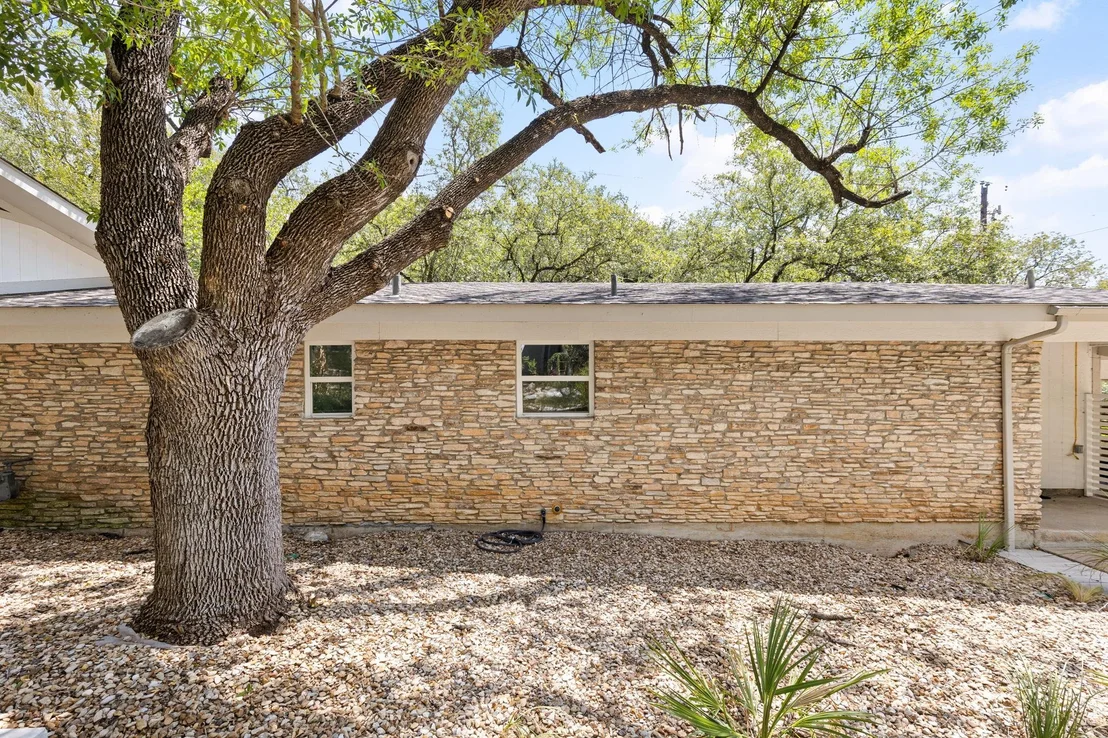 Photo of Unit A at 3303 Doolin DR