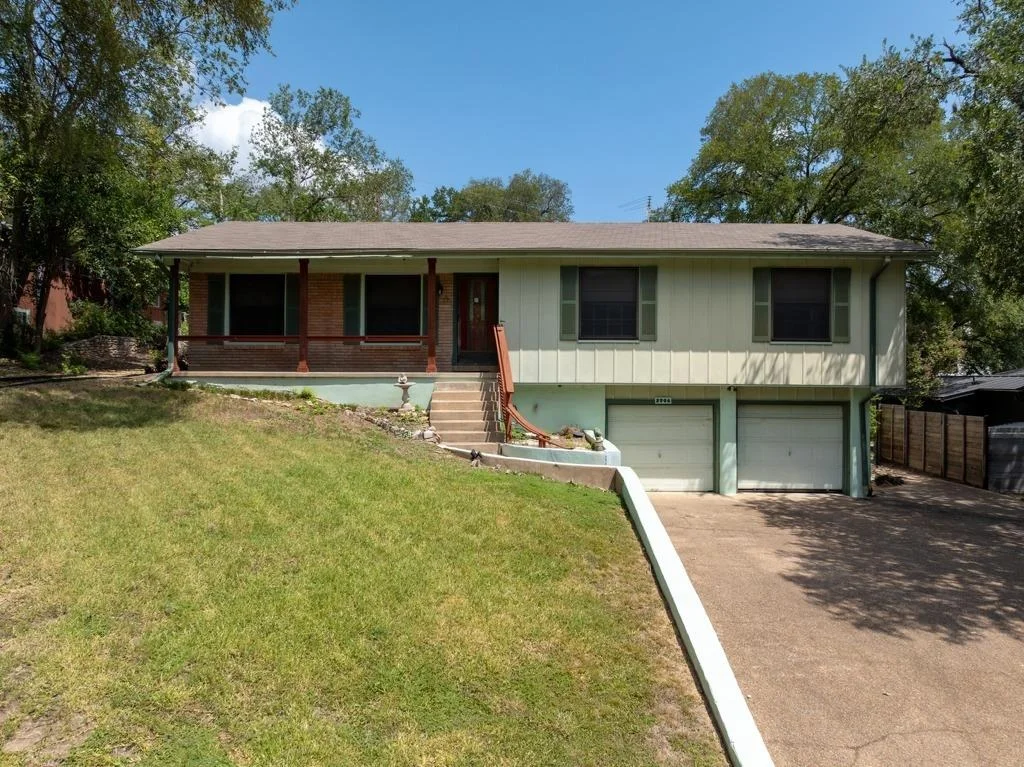 Photo of 2906 Oakhaven DR