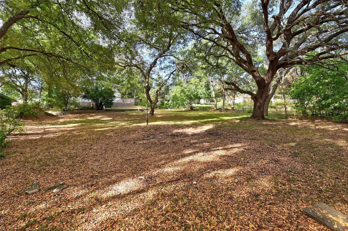 Photo of 900 River Oaks DR
