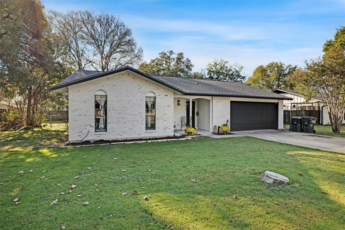 Photo of 902 River Bend DR