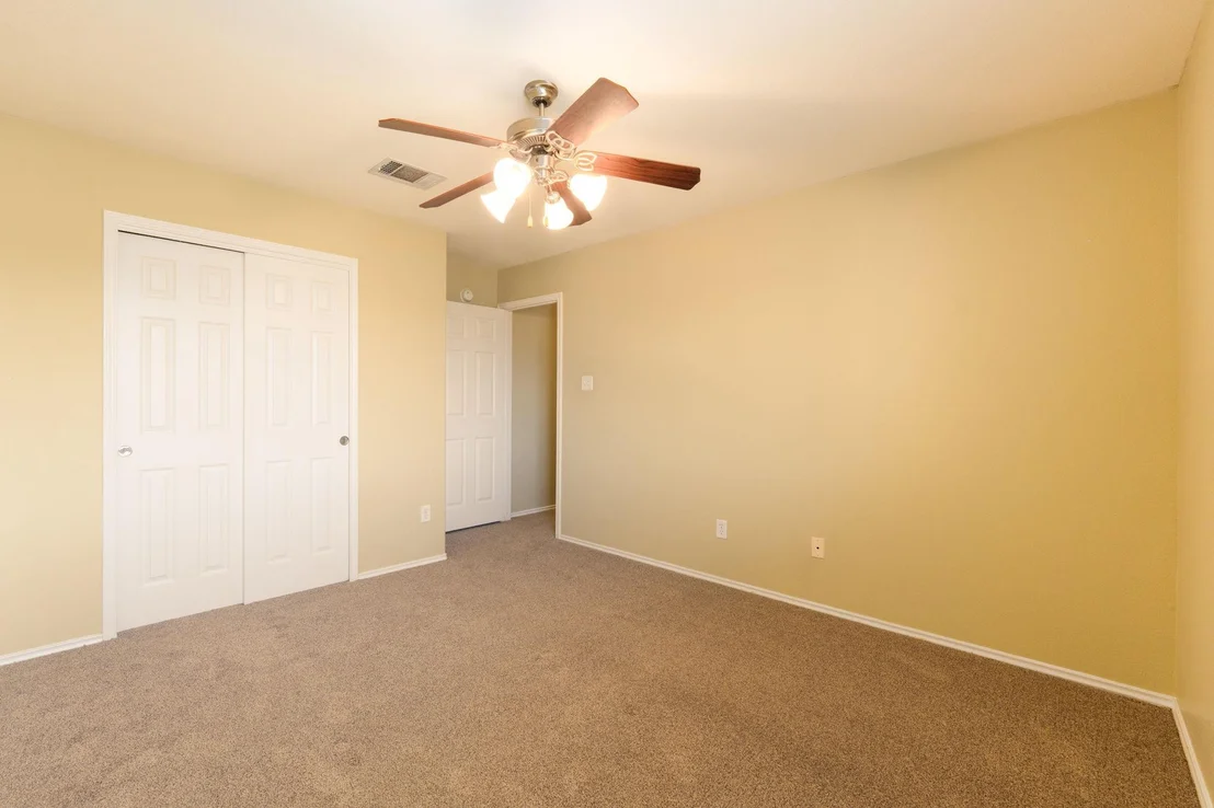 Photo of 2001 Isabelle DR