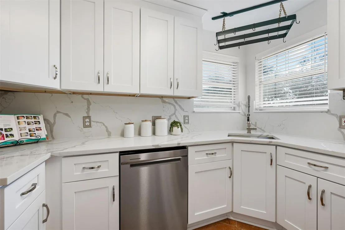 Photo of 1900 Ireland DR
