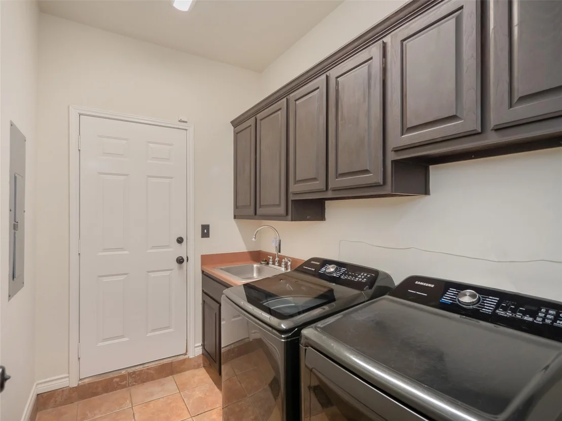 Photo of 533 Arbors CIR
