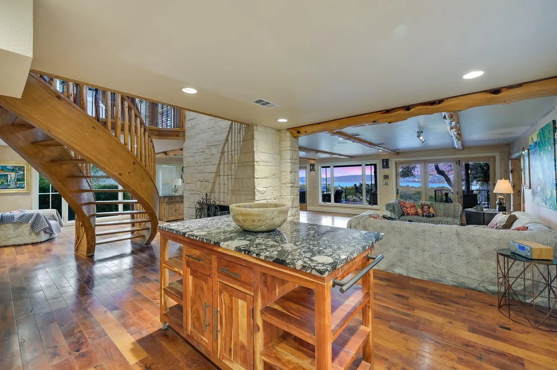 Photo of 3911 Lago Vista DR