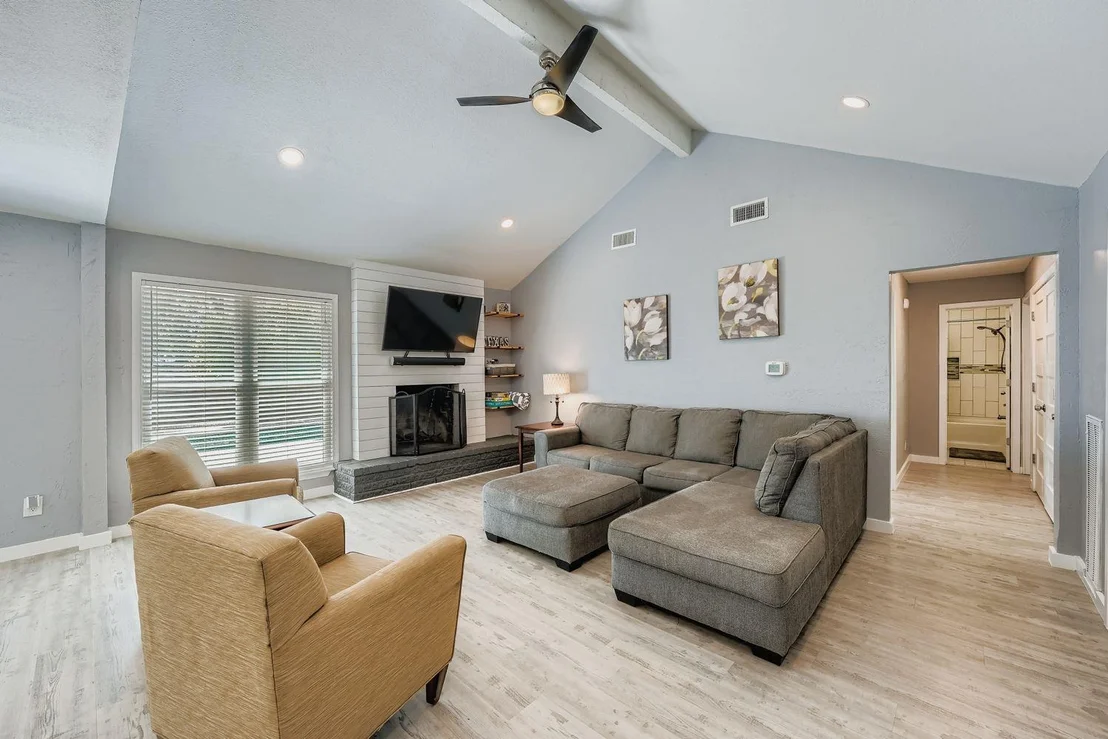 Photo of 1121 Stoneoak LN