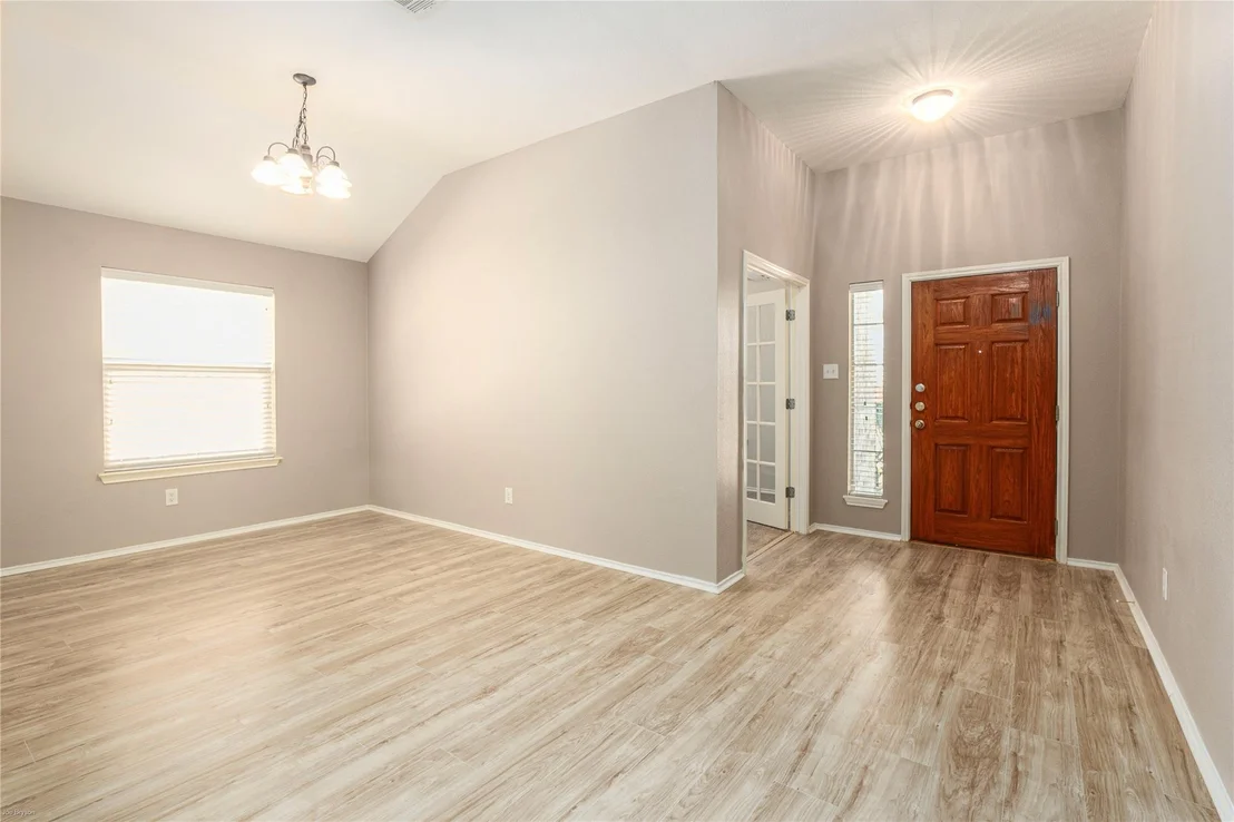 Photo of 249 Ashwood N