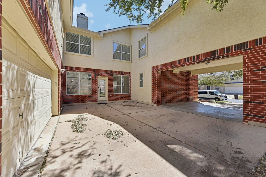 Photo of 3998 Lord Byron CIR