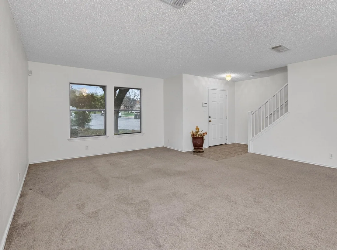 Photo of 15300 Iola CV