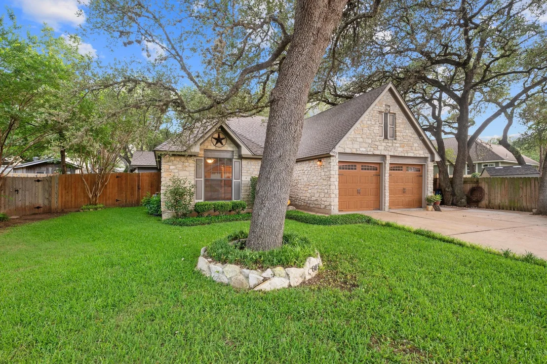 Photo of 805 Angleton CV