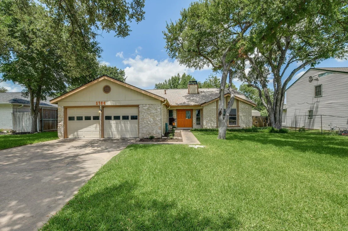 Photo of 1704 Oakridge DR
