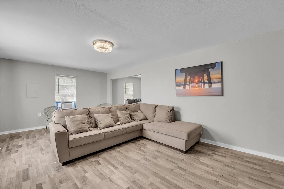 Photo of 1001 W 8th ST