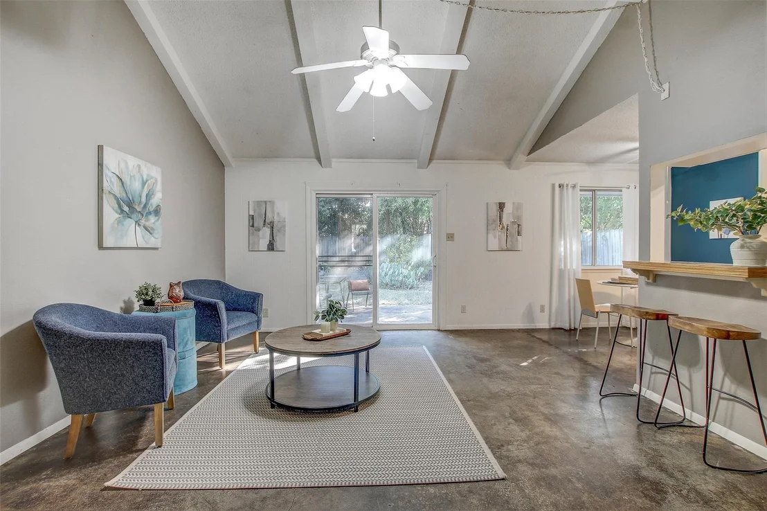 Photo of 909 Glen Oak DR